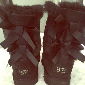 Kids UGG Bailey Bow in Black size 4