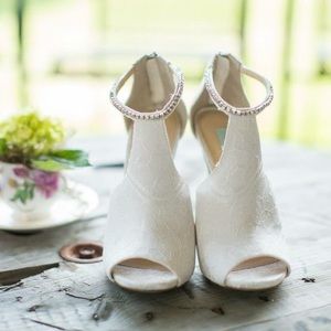 Betsey Johnson Ladies size 8 Booties