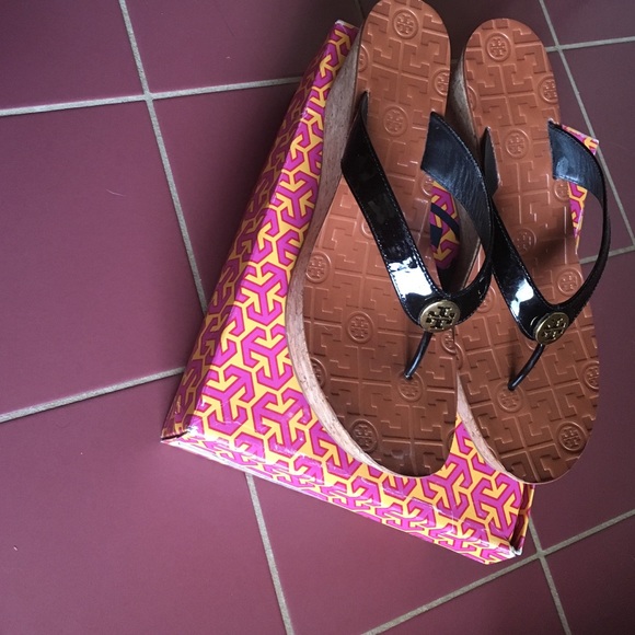 Tory burch wedges black patent leather throng.