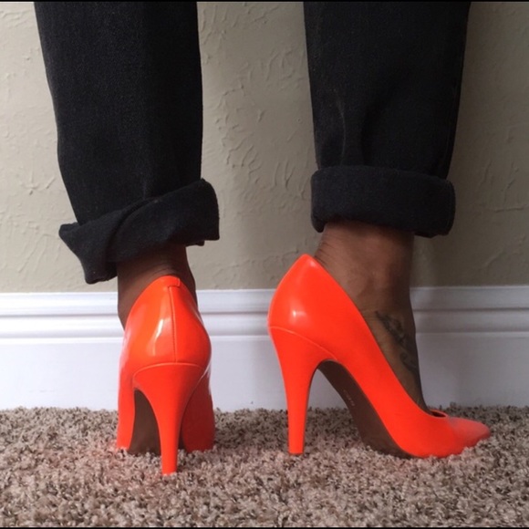 BCBG Pumps - Picture 2 of 3