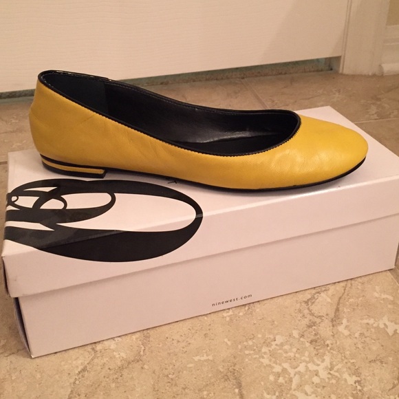 Adorable like-new yellow flats