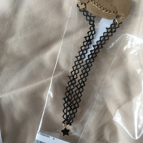 Star pendant lace choker. Price firm. - Picture 3 of 3