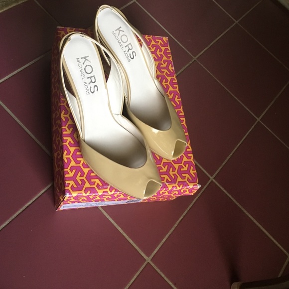 Michael kors patent shoes fits like a sz 10