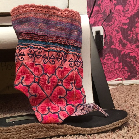 One of a kind sandals - Picture 1 of 3