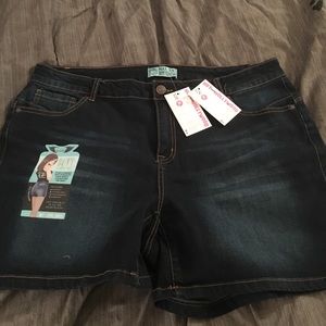 Super cute stretch shorts