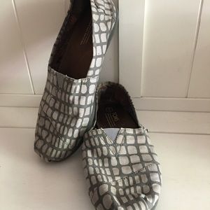 Toms giraffe print