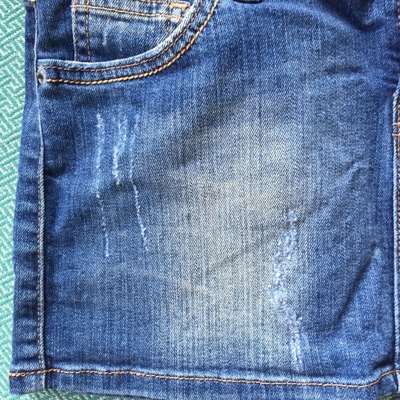 ✨HP✨ Guess Jeans skirt - Picture 4 of 4