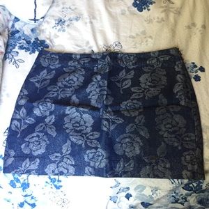 Dark mid-rise mini skirt w/silver floral pattern