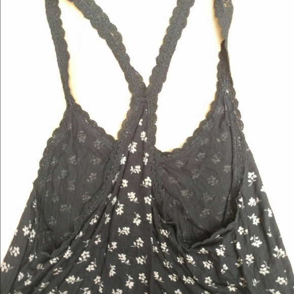 Black floral racerback crop top - Picture 2 of 3