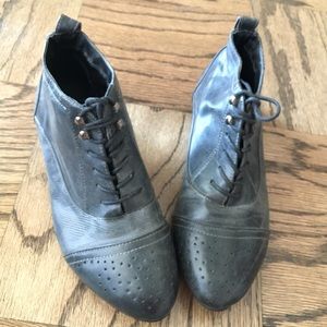 Gray lace up ankle booties - size 7