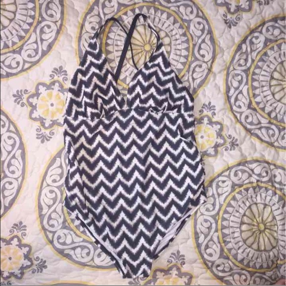 Liz Lange Maternity swimsuit sz L