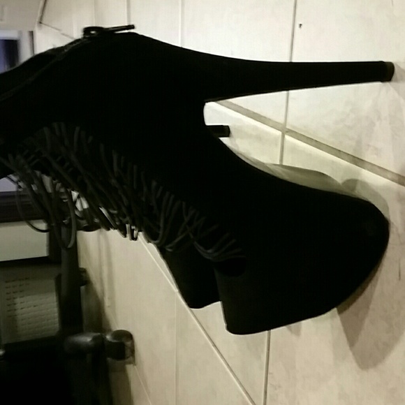 Strappy black pumps Windsor