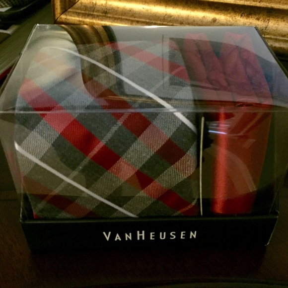 New Van Heusen tie and pocket square gift set