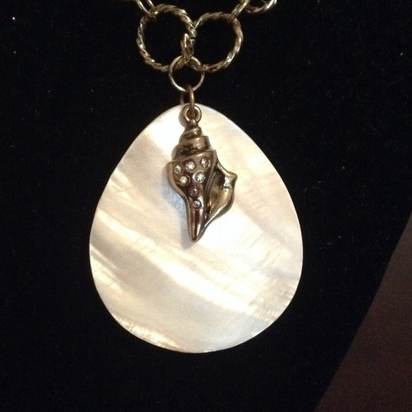 🐚 NWOT 16" Yellow Gold Sea Shell Necklace - Picture 2 of 4