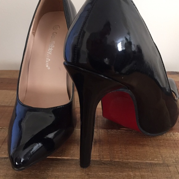 Red sole black pumps