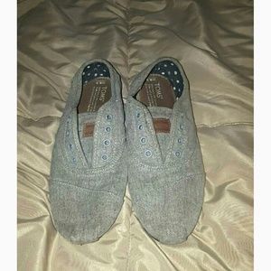 Grey toms