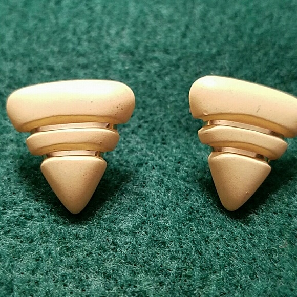 Gold plate and cream retro triangle earrings - Picture 1 of 3
