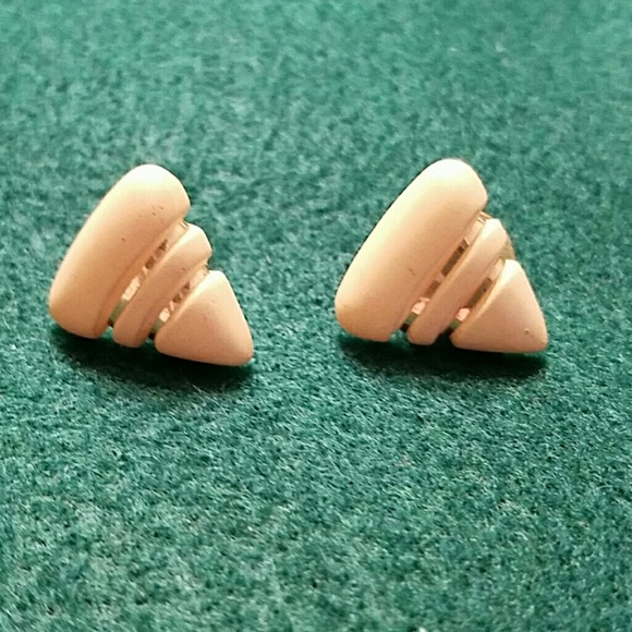 Gold plate and cream retro triangle earrings - Picture 2 of 3