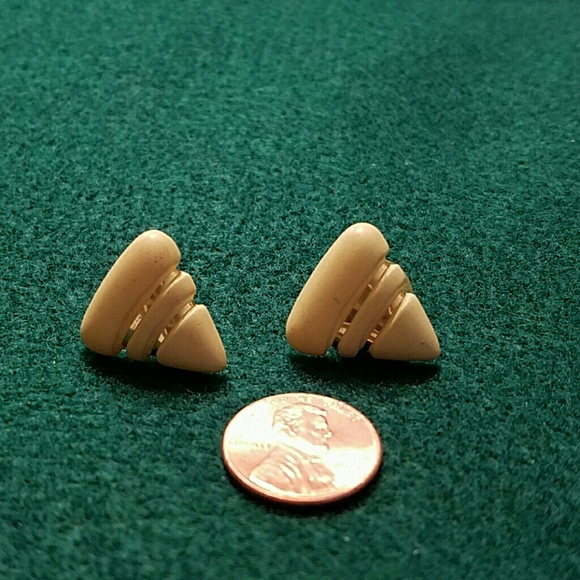 Gold plate and cream retro triangle earrings - Picture 3 of 3