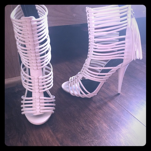 ✨Strappy heels✨