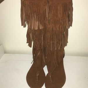 Fringed brown sandal