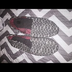 Cute off brand toms/bobs