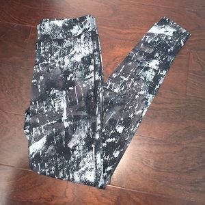 Gray patterned workout leggings