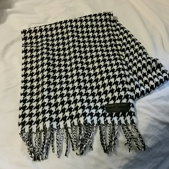 ☆☆HOST PICK!!!☆☆☆Never worn! Hounds tooth scarf.