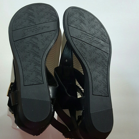 SOLD Fergie sandals - Picture 3 of 4