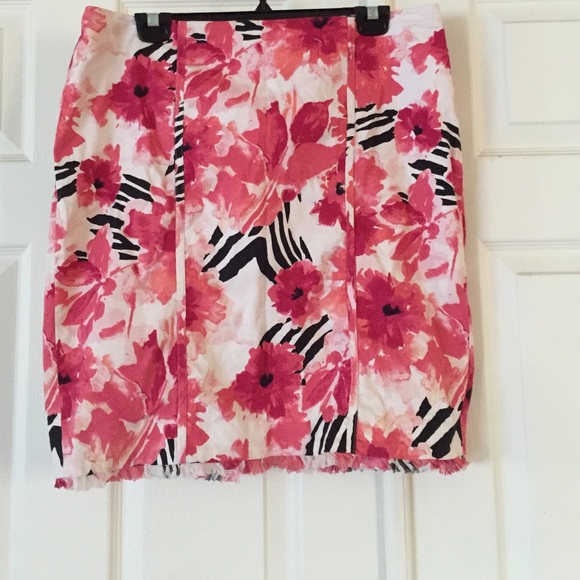 White House Black Market floral skirt - Picture 1 of 4