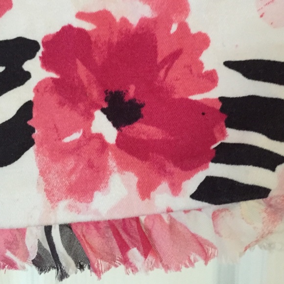 White House Black Market floral skirt - Picture 3 of 4