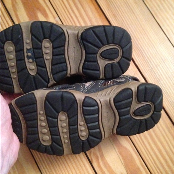Kids shoes vs box - Picture 2 of 4