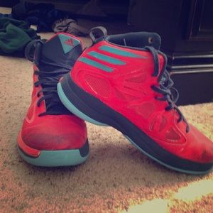 Size 4 slightly used basketball shoes