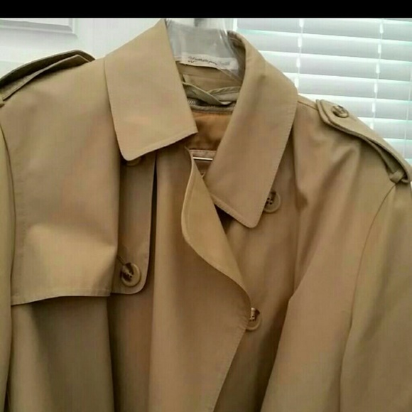**SOLD**MEN'S TRENCH COAT WITH ZIP OUT LINING - Picture 3 of 4