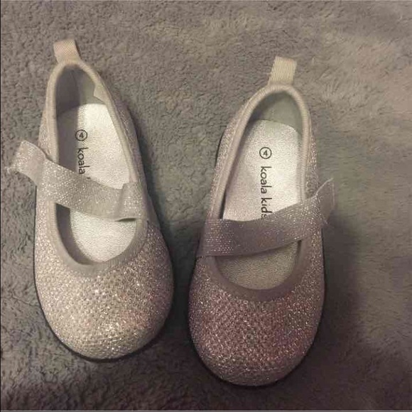 Super cute sparkly baby shoes !!