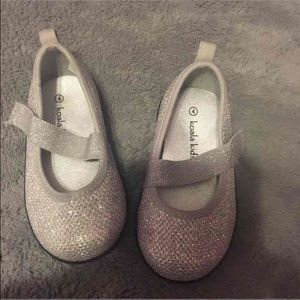 Super cute sparkly baby shoes !!