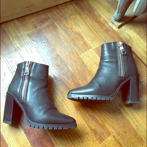 Steve Madden Shoes - ✨Steve Madden Black Leather Koraa Zip Bootie 6.5✨