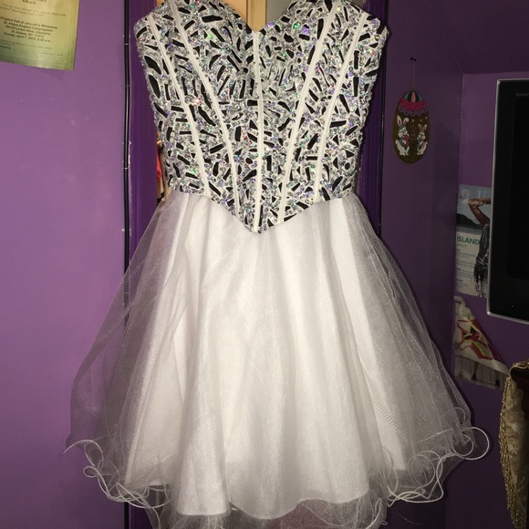 Short strapless tulle dress with crystals