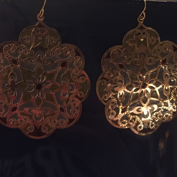 Fun gold earring set