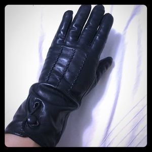 Black leather winter gloves