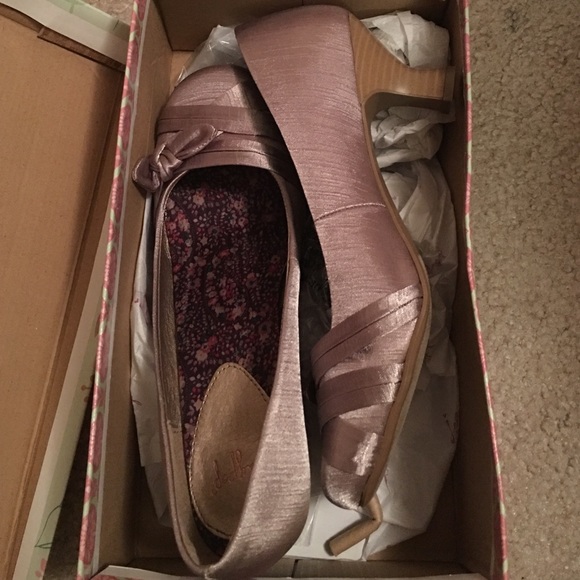 BRAND NEW Jello pop kitten heels