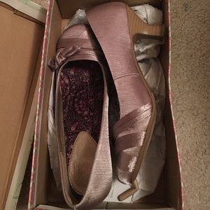 BRAND NEW Jello pop kitten heels