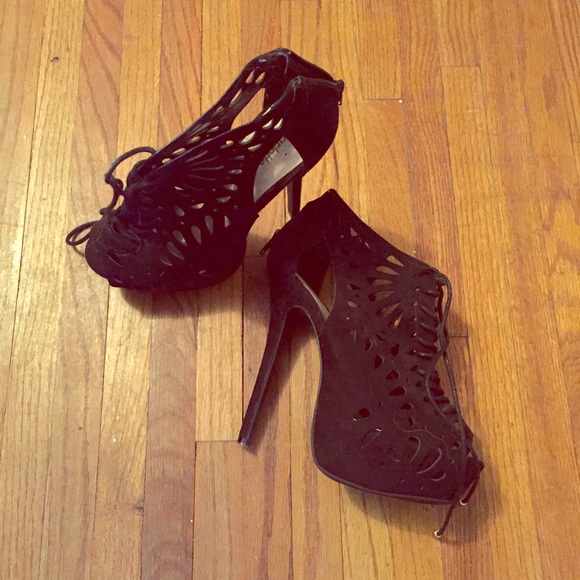 Laser cut Black Pumps
