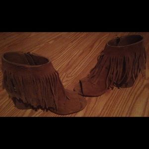 Fringe high heel shoe