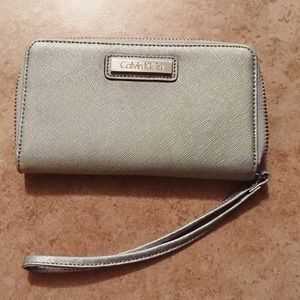 📸CALVIN KLEIN :: Silver Saffiano Leather Wristlet