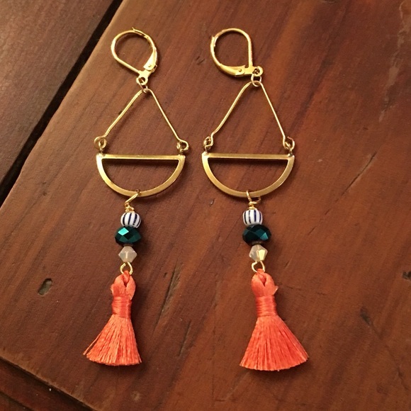 Fun, modern+bohemian earrings w/tiny coral tassels
