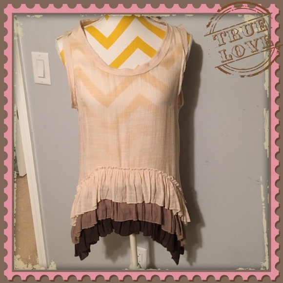 NWOT Gorgeous & fun hi-low ruffled tunic