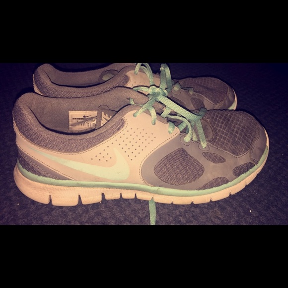 NIKE SNEAKERS SIZE 7
