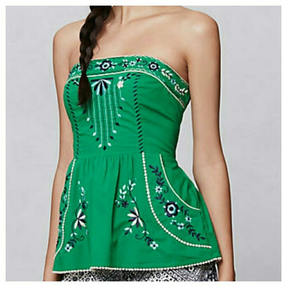 Beautiful, like new, embroidered top w/ pockets!