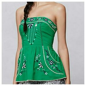 Beautiful, like new, embroidered top w/ pockets!